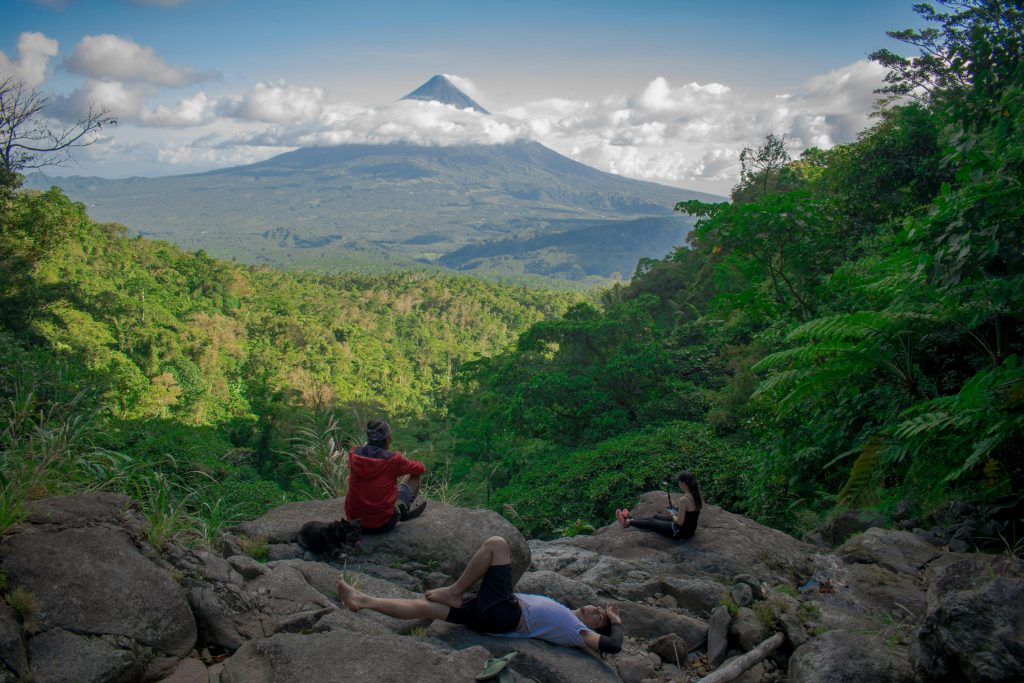 Digital detox ideas for daily life People on a mountain watching the view
